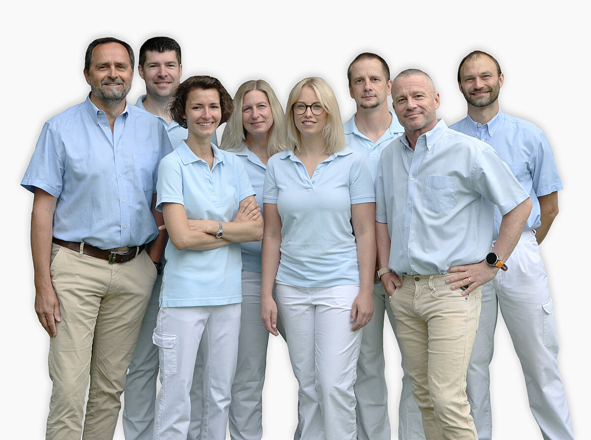 Hier sieht man ein Gruppenbild von 5 Tierärzten und 3 Tierärztinnen. Sie leiten die Tierklinik Hofehim seit dem 1. Juli 2026.
