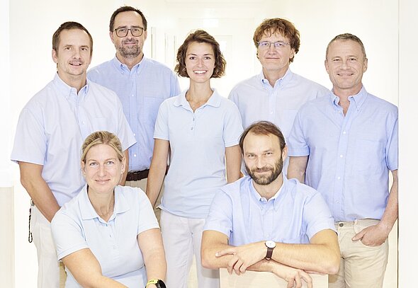 Ab Oktober 2024 leitet vorübergehend ein 7-er Team die Tierklinik. Dr. Julia Gedon kommt neu hinzu, Dr. Martin Kessler und Dr. Thilo von Klopmann scheiden aus der TK Hofheim aus. 