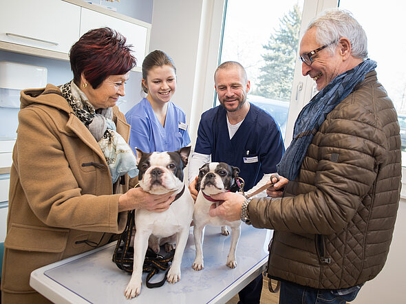 Dr. Gernot Delfs in der orthopädischen Sprechstunde
