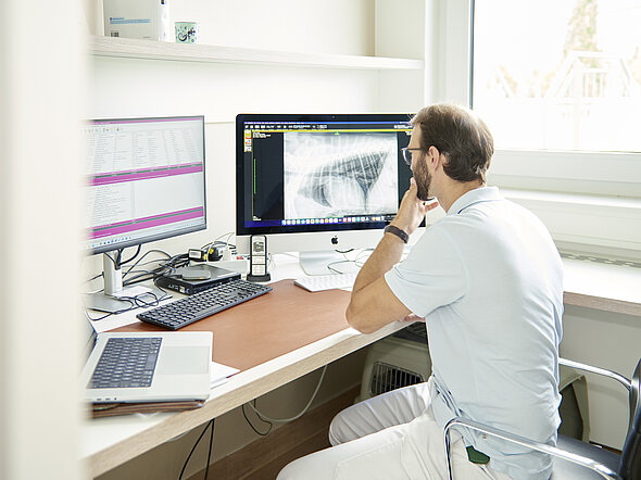 Dr. Jan Wennemuth bei der "paper work"