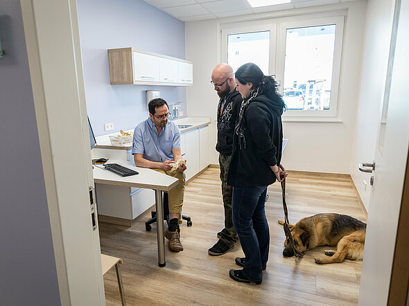 Dr. Stefan Rupp erklärt am Knochenmodell