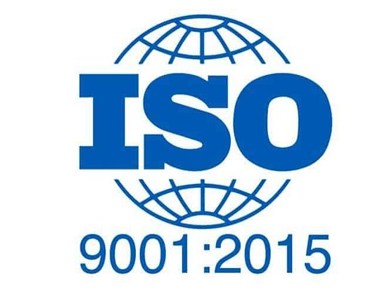 Seit 2013 führen wir das Gütesiegel DIN EN ISO 9001: 2015 führen. Auf dem Bild ist das Zertifikat abgebildet. Es zeigt einen stilisierten blauen Globus, auf dem der Schriftzug ISO angebracht ist. Darunter steht 9001:2015.
