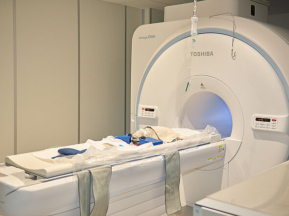 Auf diesem Bild sieht man unseren Magnetresonanztomographen.