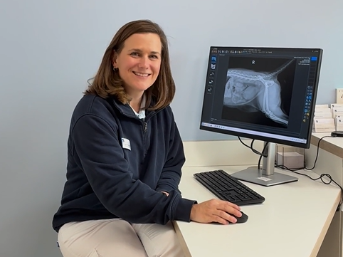 Dieses Bild zeigt Dr. Svenja Teichmann-Knorrn, die in einem Behandlungsraum am Computer sitzt. 