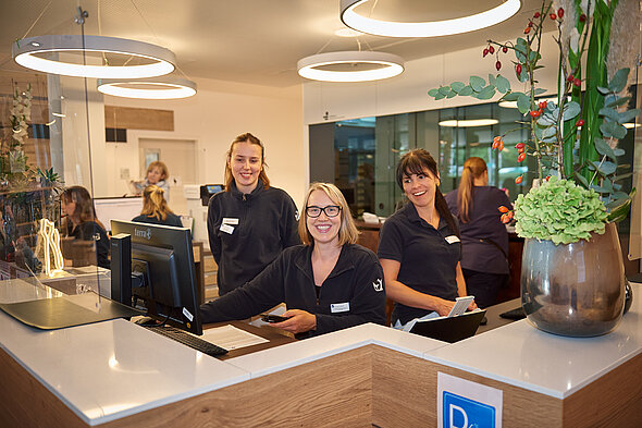 Unser Anmeldeteam gibt Ihnen die Medikamente und vereinbart weitere Termine wenn nötig