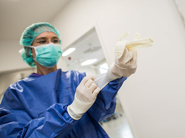 Dr. Sandra Kühnel bei den Vorbereitungen für eine onkologische OP